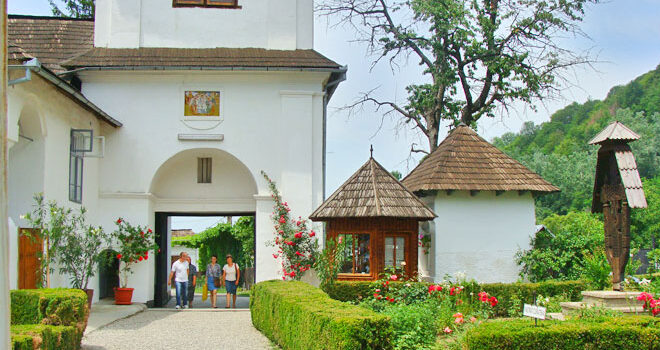 Mănăstirea Surpatele din comuna Frăncești, Vălcea