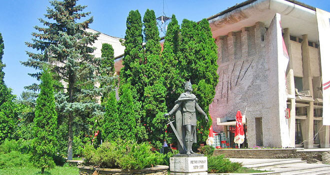 Statuia lui Petru Mușat din orașul Suceava; județul Suceava